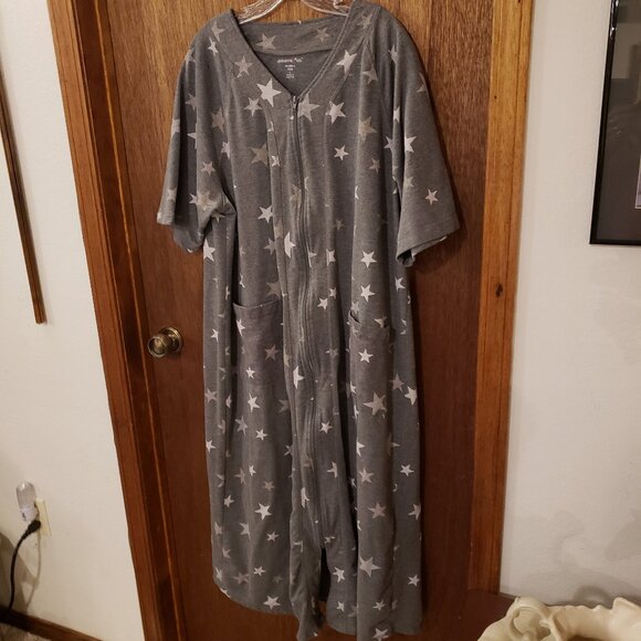 Catherine's Dreams Co. Gray Star Pattern Short sleeve Robe sz L (18-20) - Picture 1 of 3